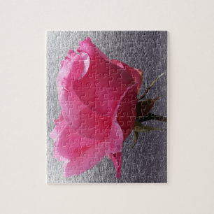 Puzzle rosa sobre gris