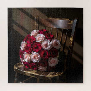 Puzzle Rosas bonitas en una silla rústica