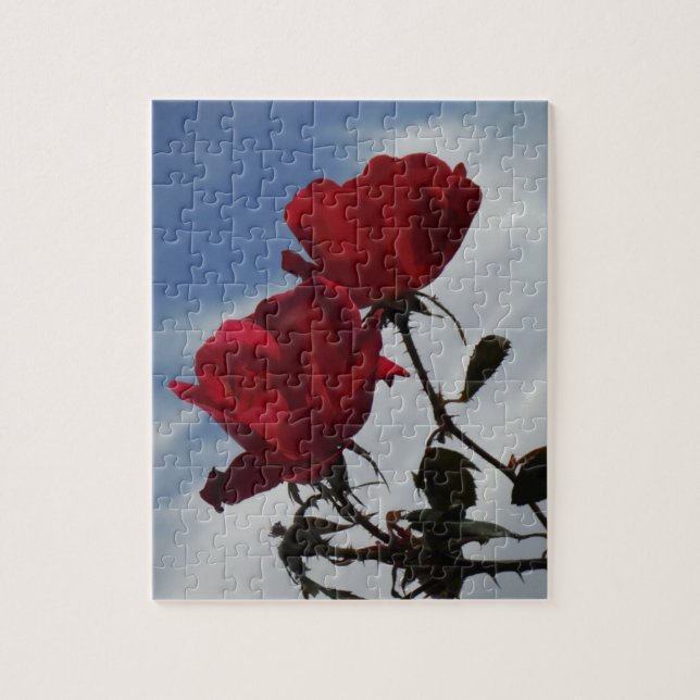 Puzzle Roses rojos contra un brillante cielo azul (Vertical)