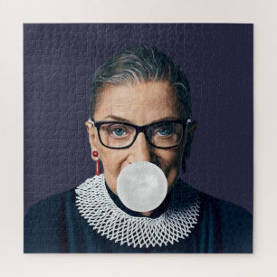 Puzzle Ruth Bader Ginsburg soplando chicle blanco