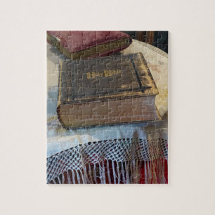 Puzzle Sagrada Biblia en el mantel de encaje vintage