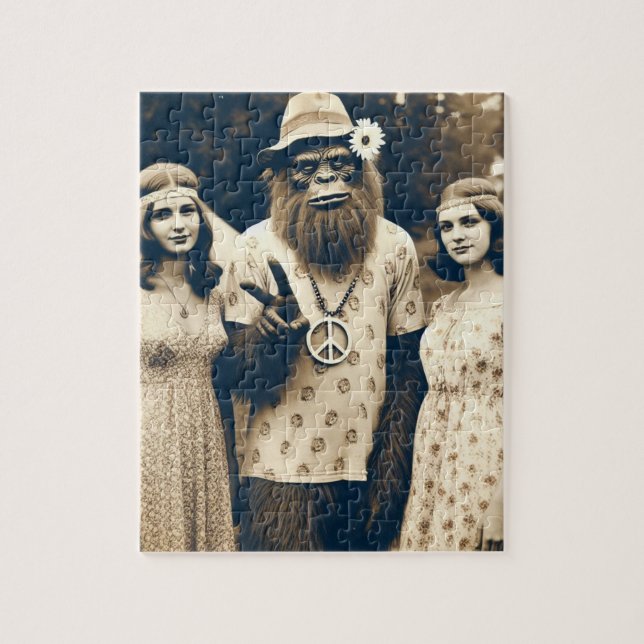 Puzzle Sasquatch Hippie Sepia con dos mujeres (Vertical)