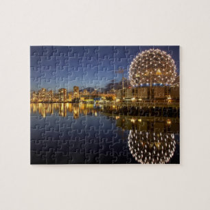 Puzzle Science World y CBD reflejados en False Creek,