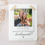 Puzzle ¿Serás Mi Novia? Foto personalizada<br><div class="desc">Este personalizado "¿Serás mi dama de honor?" el rompecabezas de la sierra de fotos es una manera divertida y moderna de responder a la pregunta. Con una foto personalizada con tipografía en blanco y negro y un diseño lúdico, esta propuesta de la dama de honor combina simplicidad y humor. La...</div>