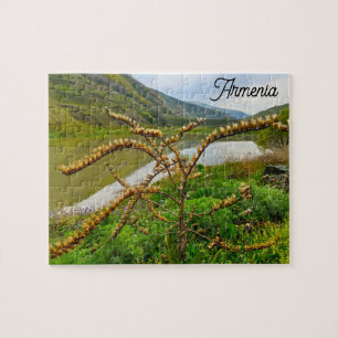 Puzzle Sereno paisaje rural armenio lago y colinas verdes