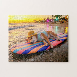 Puzzle Shiba Inu relajándose en una tabla de surf al atar