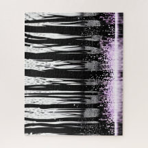 Silhouette forestal encantada con flores moradas