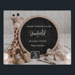 Puzzle Simple invitación de embarazo digital neural simpl<br><div class="desc">Una simple escena neutra prefecta para la invitación del embarazo con una tierna jirafa sentada al lado de un tablero de cartas. El embarazo de la jirafa se revela en las redes sociales: invitación de embarazo,  tonos neutros,  carta de cartas,  revelación minimalista y elegante del embarazo,  invitación de personalizable.</div>