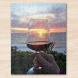 Puzzle Sunset<br><div class="desc">¡Saluda la puesta de sol y a tus amigos! Este rompecabezas tiene una puesta de sol en la costa francesa vista a través de un vaso de vino tinto. Santé</div>