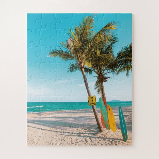 Puzzle Surf board en la playa tirando almohada (Vertical)