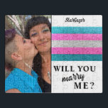 Puzzle ¿Te casarás conmigo con la propuesta de Boda trans<br><div class="desc">Actualice la plantilla de texto al nombre de su futuro prometido. ¡Añade una foto favorita y voila! ¡Romper la propuesta boda! La falsa bandera purpurina LGBTQ te representa un estilo de vida orgulloso y queer. Disponible en otros estilos y otros colores brillantes.</div>
