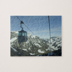 Puzzle teleféricos que viajan con montañoso nevoso