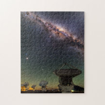 Telescopio de radio y la Vía Láctea por encima