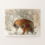 Puzzle Tigress y Cub "La vida es dura, mi querida..."<br><div class="desc">Esta es una bella escena de un tigre y un cachorro en la nieve,  con la frase: "La vida es dura,  querida,  pero tú también".</div>
