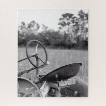 Tractor antiguo en grano largo