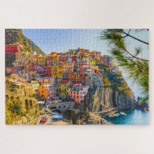 Tranquilo pueblo italiano a orillas del mar