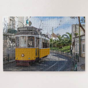 Puzzle Tranvía amarillo retro en la calle en Lisboa, Port