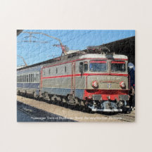 Tren de pasajeros en la estación de tren de Bucare