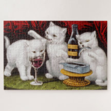 Tres gatitos felices en la fiesta