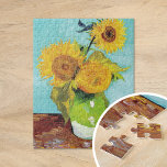 Puzzle Tres girasoles | Vincent van Gogh<br><div class="desc">Tres girasoles (1888) de Vincent van Gogh es una vida quieta vibrante que muestra las gruesas pinceladas del artista y el uso atrevido del color. El cuadro cuenta con tres girasoles en un jarrón sencillo, con pétalos dorados que contrastan con el fondo azul acuático. La vívida paleta amarilla de Van...</div>