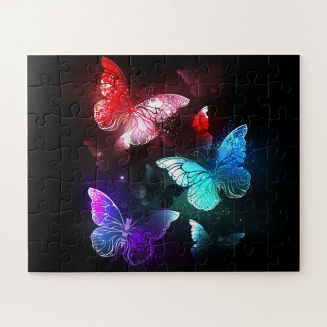 Puzzle Tres mariposas brillantes en el fondo nocturno (Horizontal)