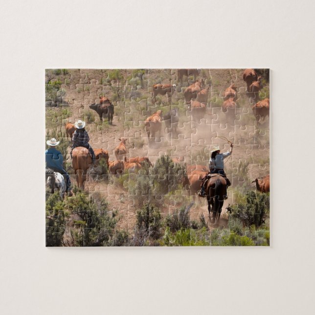 Puzzle Tres vaqueros y vaqueras arreando ganado (Horizontal)