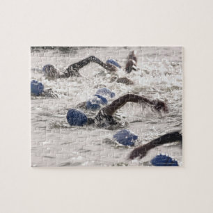 Puzzle Triathletes que compite en la pierna de la nadada