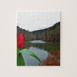 Puzzle Tulipán rojo primaveral en el lago Arrowhead
