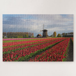 Puzzle Tulipanes rojos y un molino de viento en primavera