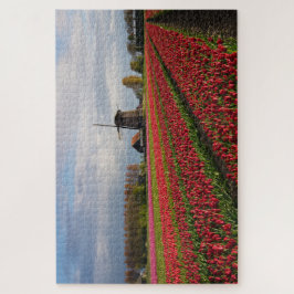 Puzzle Tulipanes rojos y un molino de viento en primavera