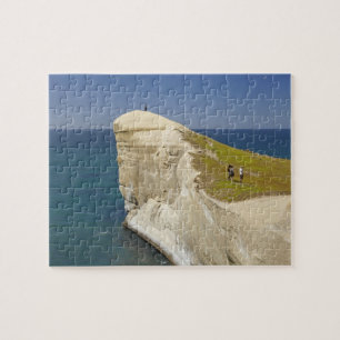 Puzzle Turistas en la cima del acantilado en Tunnel Beach