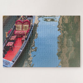 Puzzle Un bote góndola en un canal de Venecia, Italia
