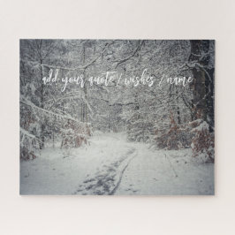 Puzzle Un camino cubierto de nieve a través de un bosque