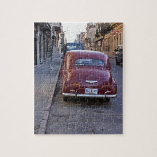 Puzzle Un clásico Peugeot rojo antiguo estacionado en una