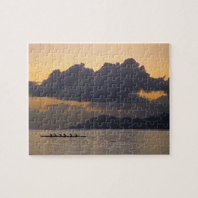 Puzzle Un equipo de canoa de ultrardía practica frente a  (Horizontal)