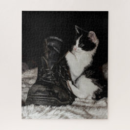 Puzzle Un gato blanco y negro travieso