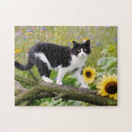 Puzzle Un gato esmoquin lindo en una rama de árbol con gi