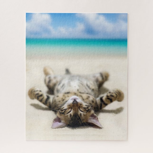 Puzzle Un gato tomando el sol en la playa (Vertical)