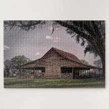 Un granero de madera templado rodeado de césped ex