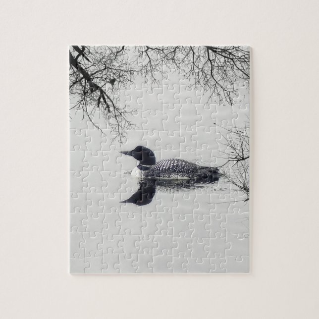 Puzzle Un lobo común nade en un lago del norte en inviern (Vertical)