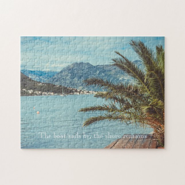 Puzzle Un paisaje marino con montañas y un palmeral (Horizontal)