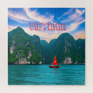 Puzzle Un pequeño barco vietnamita con una vela roja