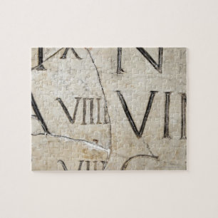 Puzzle Un primer plano de las antiguas letras romanas sob