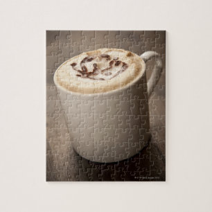 Puzzle Un tazón de café capuchino coronado con fusión