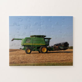 Puzzle Un tractor verde cosechando un jumbo de campo