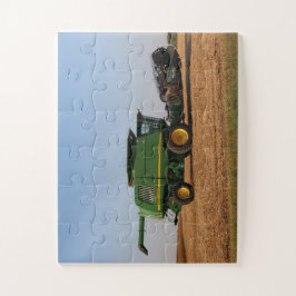 Puzzle Un tractor verde cosechando un jumbo de campo