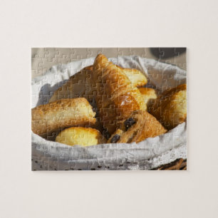 Puzzle Una cesta de mimbre para el desayuno con croissant