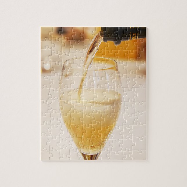 Puzzle Una copa de champagne siendo llenada con Gosset (Vertical)