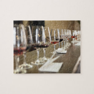 Puzzle Una fila larga de copas de vino puso tan un grande