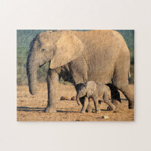 Puzzle Una madre y cría de elefante africano en movimient